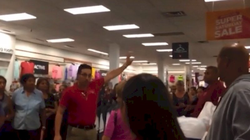 Suasana di Walmart El Paso, Texas pasca penembakan.