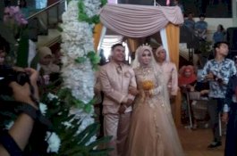 Listrik Padam, Sepasang Mempelai di Bandung Bersanding Gelap-gelapan di Pelaminan