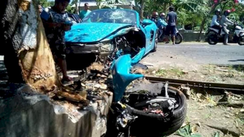 Super car mewah merek Porsche yang kecelakaan di Magetan, Minggu (4/8/2019).