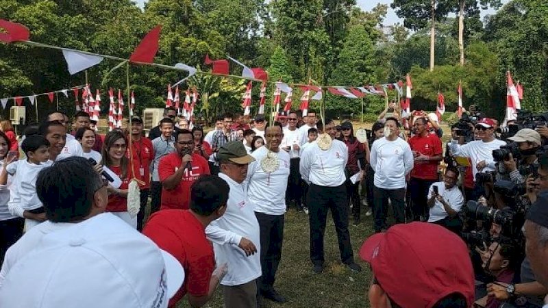 Lomba makan kerupuk yang diikuti anggota dan mantan anggota Kabinet Kerja di Istana Bogor, Minggu (4/8/2019).