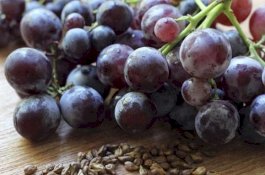 Ini Bahaya Makan Anggur Berlebihan