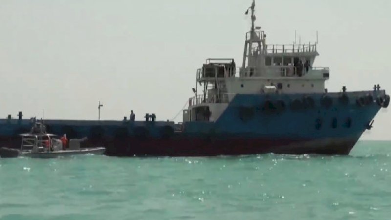 Kapal Garda Revolusi Iran (IRGC) berlayar di samping kapal tanker minyak asing di lokasi tak dikenal di Teluk Persia. (EPA)