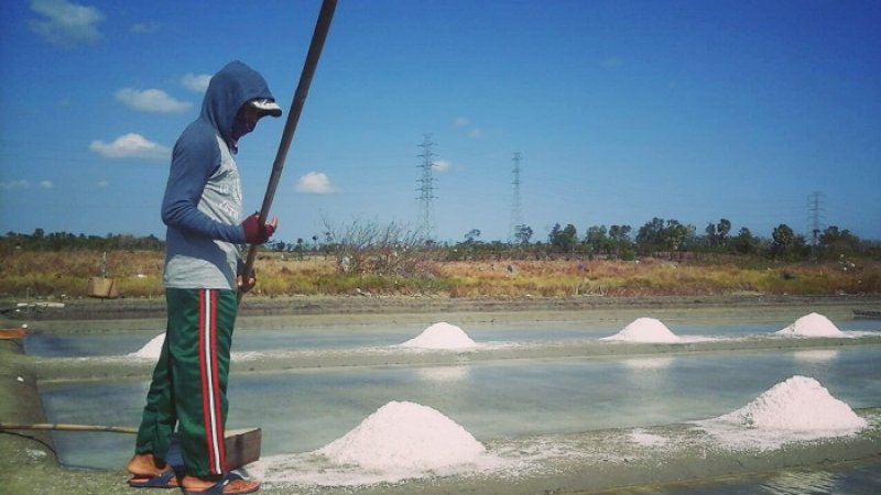 Petambak garam di Jeneponto mengeluhkan harga yang anjlok di musim panen.