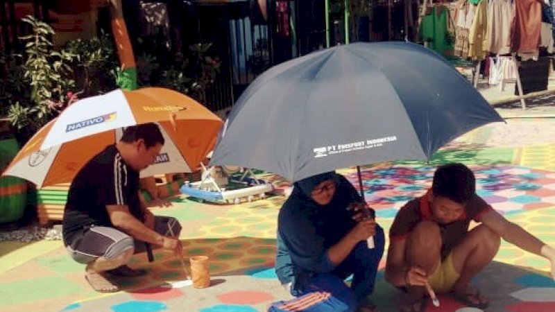 Warga Lorong II BTN Mula Rezky, Kelurahan Rijang Pittu, Kecamatan Maritengngae, Kabupaten Sidrap, bersolek. 