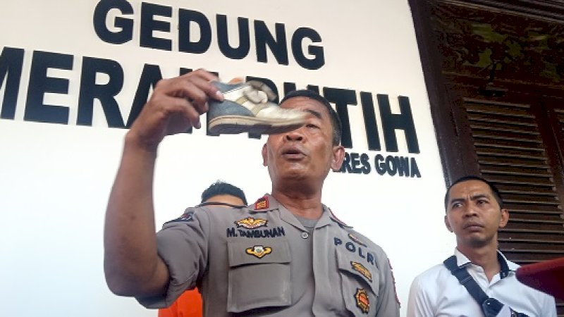 Polisi memperlihatkan sepatu anak kecil tempat pelaku menyembunyikan sabu-sabu.