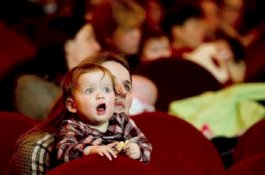 Bayi Diajak Nonton di Bioskop, Ini Efek Medisnya
