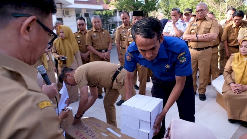 Penyerahan tumbler kepada aparatur sipil negara (ASN) yang mengikuti upacara bendera di lingkup Pemkab Gowa, Senin (5/8/2019).