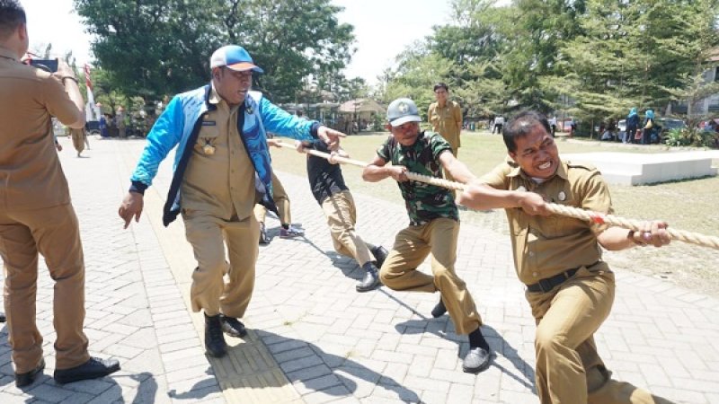 Lomba tarik tambang di halaman Kantor Bupati Gowa, Senin (5/8/2019).