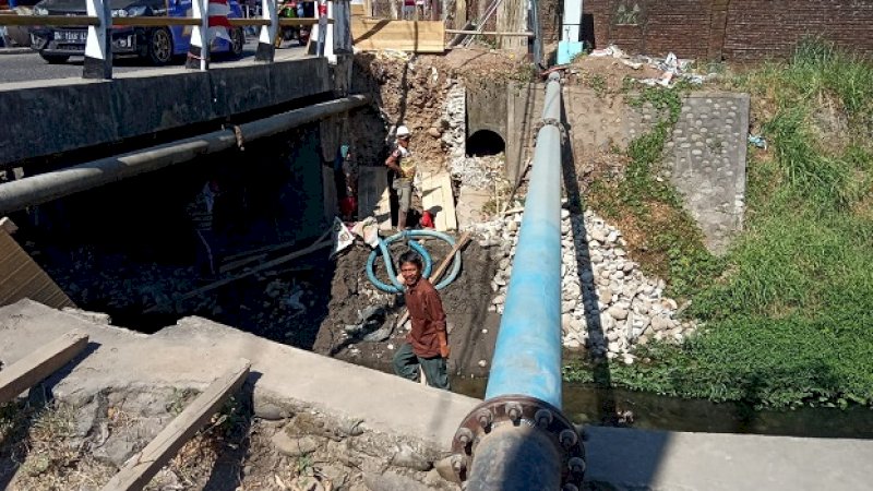 Pelebaran jembatan di Jalan Kacong Daeng Lalang Kelurahan Tombolo Pao terus dilakukan.