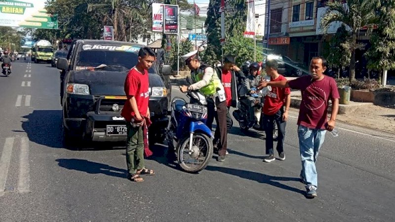 Sepeda motor suporter PSM menyenggol sebuah mobil pikap di Jalan Sultan Hasanuddin.