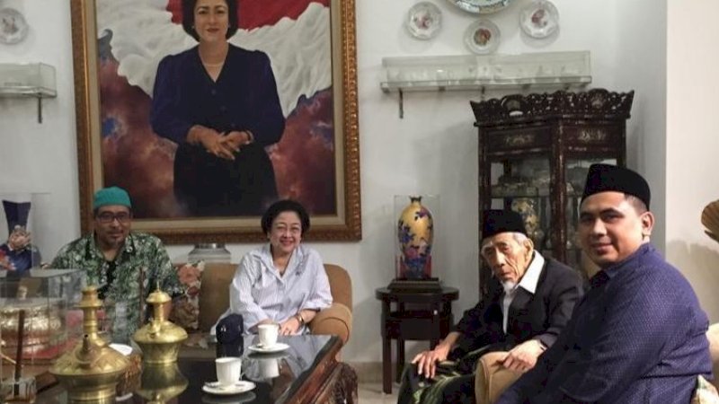 KH Maimoen Zubair (kedua kanan) sempat bertemu Megawati Soekarnoputri sebelum ke Tanah Suci.