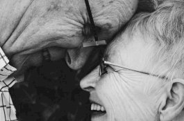 Bikin Haru, Pertemuan Terakhir Pasangan Lansia yang Dirawat Satu Rumah Sakit