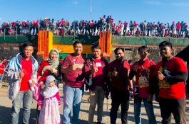 Bagi 100 Tiket Gratis, Ketua DPRD Maros Pilih Berbaur Suporter di Tribune Terbuka