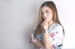 Baju Seruni Bahar Melorot di Pangggung: Lampu Nyala, Baju Sudah Terbuka