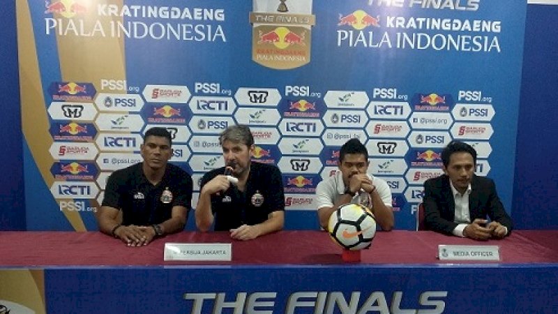 Pelatih Persija, Julio Banuelos dalam sesi jumpa pers usai final Liga Indonesia.