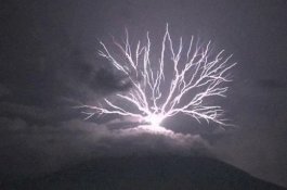 Bak Keluar dari Gunung Berapi, Begini Momen Langka Penampakan Petir yang Menjulur ke Atas