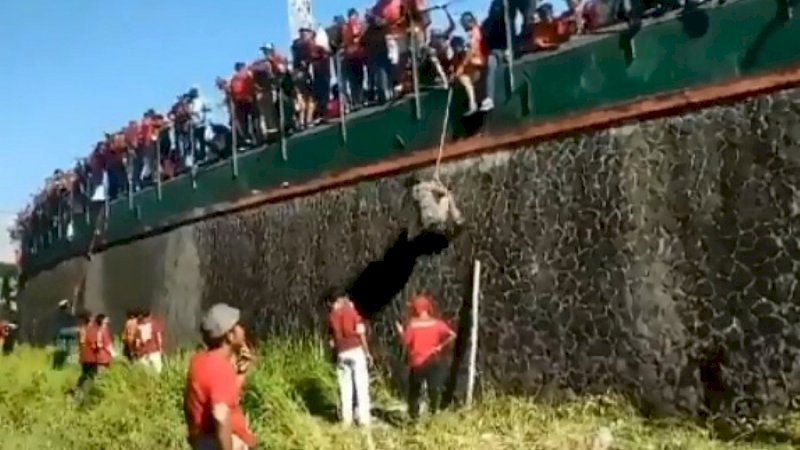Aksi panjat stadion pada laga final Piala Indonesia di Stadion Andi Mattalatta, Makassar, Selasa (7/8/2019).