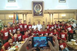 Pluim dan Ferdinand Minta Bonus saat Diberi Kesempatan Bertanya, Wagub Bilang Begini