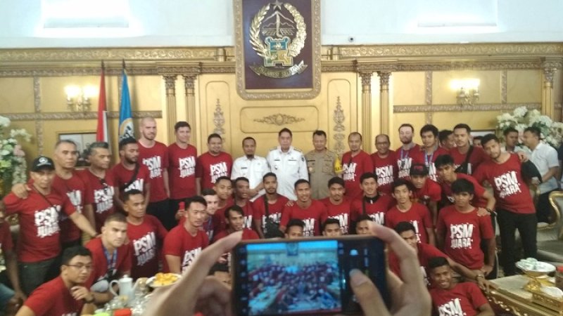 Konvoi juara pemain dan suporter PSM berakhir di rumah jabatan gubernur Sulsel, Rabu (7/8/2019). 