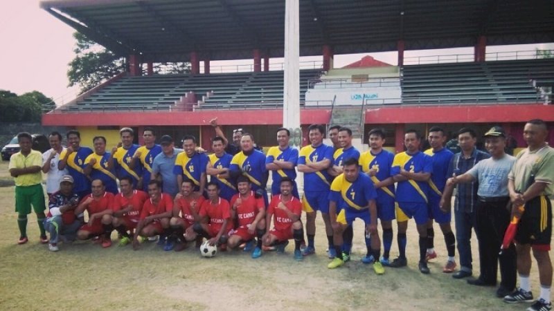 Tim sepak bola DPRD FC menundukkan tim Camat FC pada turnamen sepak bola di Stadion Mini Turatea, Jeneponto, Rabu (7/8/2019).