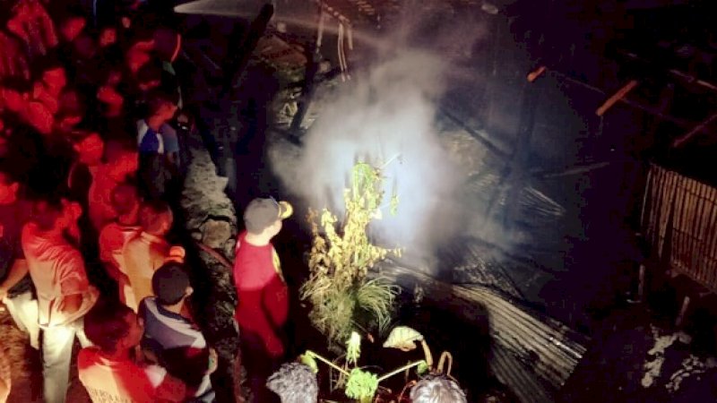 Sebuah kandang ayam potong terbakar di Kampung Maero, Desa Maero, Kecamatan Bontoramba, Jeneponto, Rabu malam (7/8/2019).