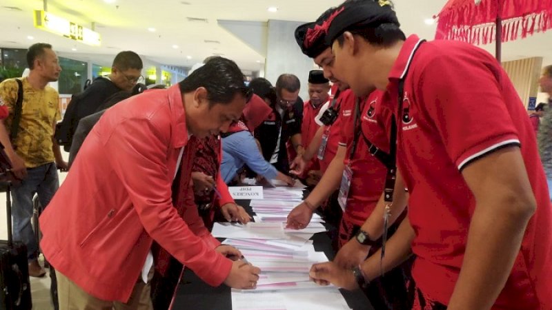 Peserta melakukan registrasi di arena Kongres V PDIP di Bali, Rabu (7/8/2019).