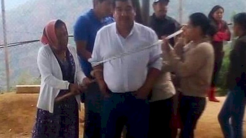 Wali Kota Siltepec di Meksiko diikat ke tiang oleh warga. (FOTO: Mexico News Daily)