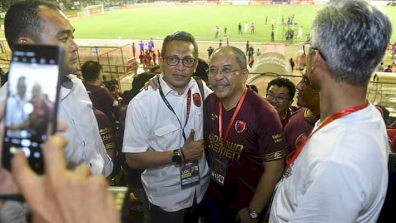 Ilham Arief Sirajuddin ramai tawaran selfie saat hadir di Stadion Andi Mattalatta.