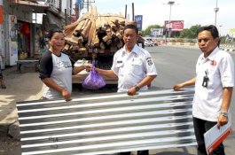 BPBD Kota Makassar Kembali Serahkan Bantuan Stimulan ke Korban Kebakaran