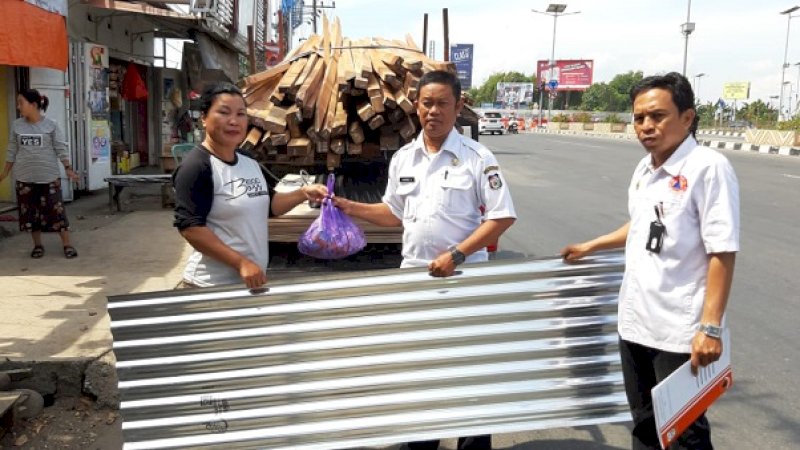 Badan Penanggulangan Bencana Daerah (BPBD) Kota Makassar menyerahkan bantuan stimulan berupa bahan material bangunan kepada korban kebakaran di enam lokasi berbeda.
