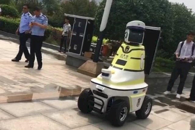 Robot Polisi Lalu Lintas Mulai Berpatroli di Jalan-jalan China