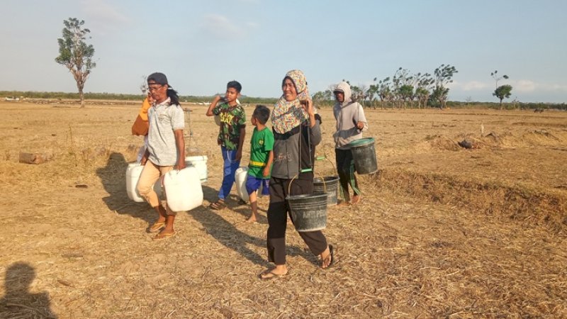 Warga Takalar saat mencari air bersih. 