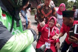 Momen Risma Naik Ojek Online ke Lokasi Kongres PDIP di Bali