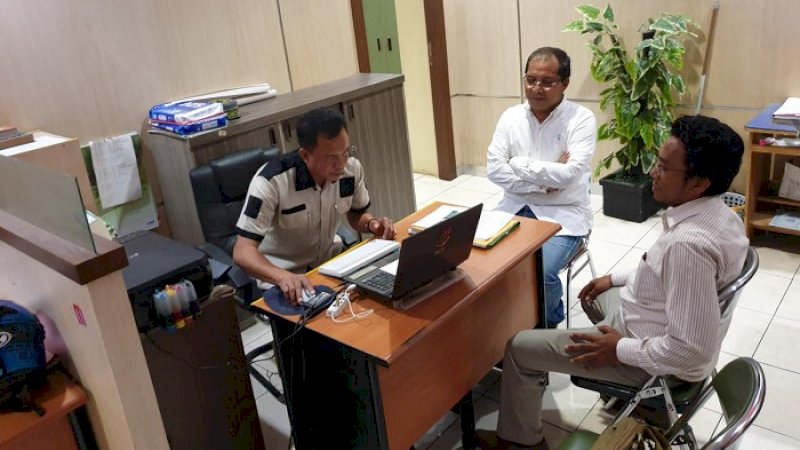 Mantan Wali Kota Makassar, Moh Ramdhan Pomanto (tengah) melaporkan Sugali ke Polrestabes Makassar, Kamis (8/8/2019).