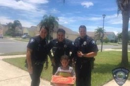 Viral, Bocah Curhat Kelaparan ke 911, Polisi Antarkan Langsung Seloyang Pizza