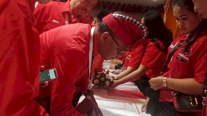 Gubernur Sulsel, Nurdin Abdullah melakukan registrasi di arena Kongres V PDIP di Bali, Kamis (8/8/2019). (FOTO: MUH TAUFIK/RAKYATKU.COM)