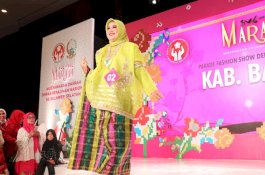 Baju Bodo Kuning Bikin Ketua Dekranasda Barru Tampil Anggun di Catwalk