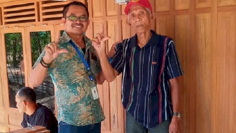 Manajer PT PLN ULP Barru, Masykur (kiri), bersama Kakek Arsyad.