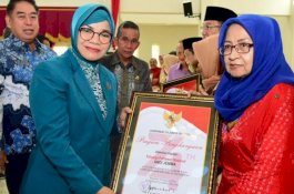 Hargai Jasa Para Pahlawan, Ketua PKK Sulsel Berikan Piagam Penghargaan