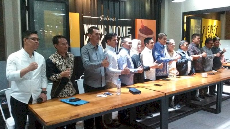 Bupati Bulukumba AM Sukri Sappewali dan Ketum KKB Andi Badi Sommeng foto bersama para kandidat bupati dan wabup Bulukumba di Warunk Up Normal, Jumat malam (9/8/2019).