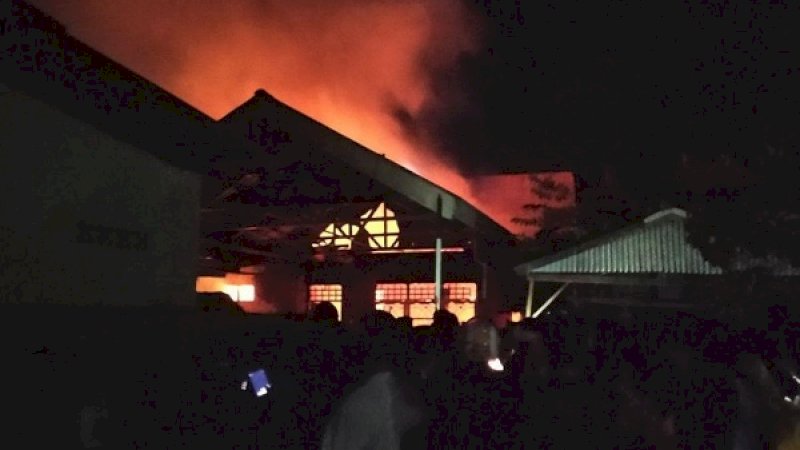 Kebakaran hebat yang melanda rumah mantan Camat Sanrobone, Takalar, Muh Tahir.