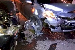 Dini Hari Niat Belikan Camilan untuk Istri, 2 Minibus Tabrakan di Poros Pallangga