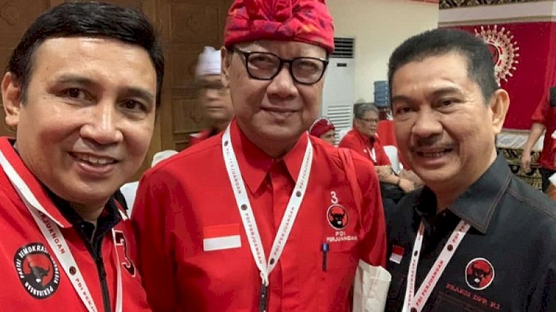 Ketua DPD PDIP Sulsel Ridwan Andi Wittiri dan Sekretaris DPD PDIP Sulsel Rudy Pieter Goni berfoto bersama dangan Menteri Dalam Negeri Indonesia Tjahjo Kumolo.