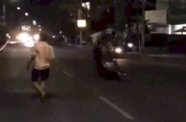 Video Bule Tabrakkan Diri ke Motor dan Mobil yang Melintas