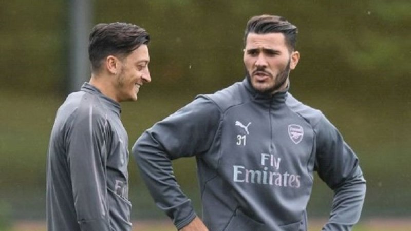 Mesut Oezil dan Sead Kolasinac. (Foto: Daily Express)