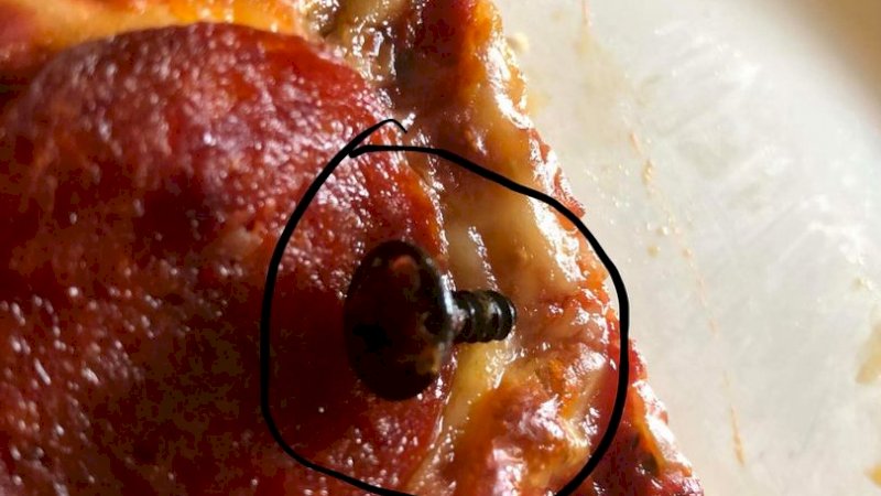 Baru Dimakan, Pria Ini Nyaris Tersedak Sekrup yang Ditemukan di Pizzanya