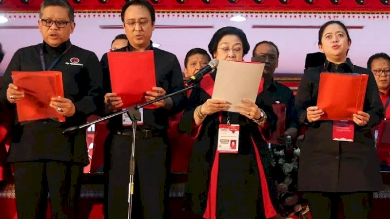 Megawati Soekarnoputri didampingi para ketua DPP dan sekjen.