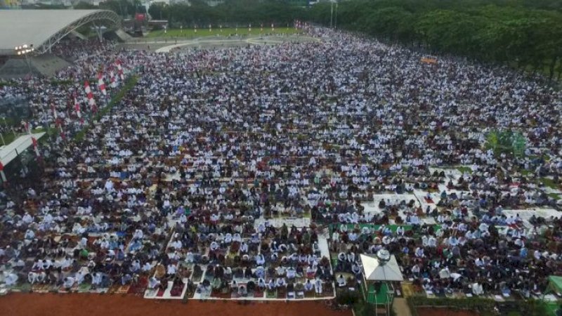 Suasana salat hari raya di Lapangan Karebosi Makassar beberapa waktu lalu.