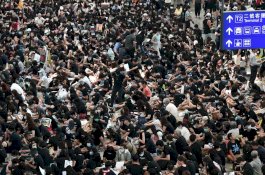 Protes RUU Ekstradisi, Ratusan Demonstran Duduk di Bandara Hong Kong