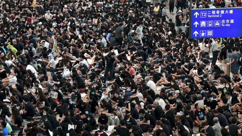 Protes RUU Ekstradisi, Ratusan Demonstran Duduk di Bandara Hong Kong